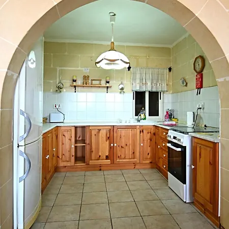 2bdr Maisonette With Yard Διαμέρισμα