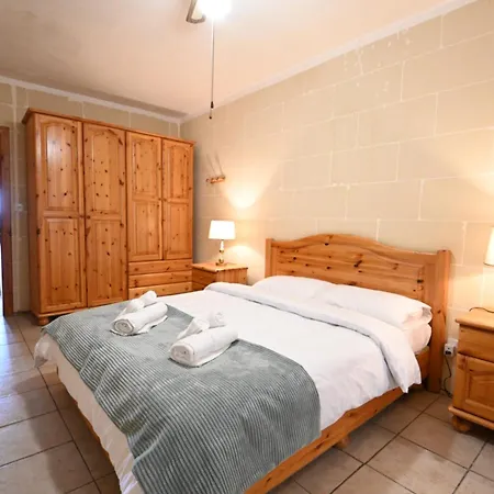 2bdr Maisonette With Yard Διαμέρισμα *