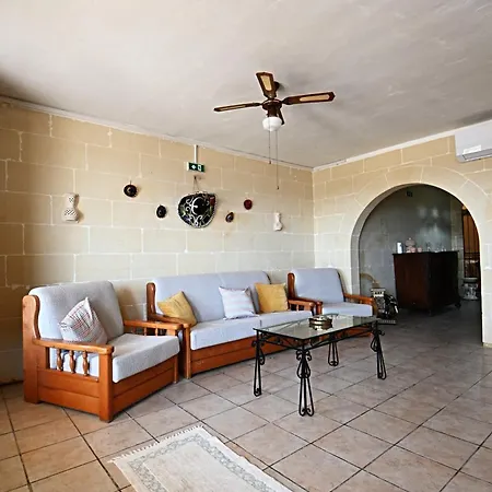 2bdr Maisonette With Yard