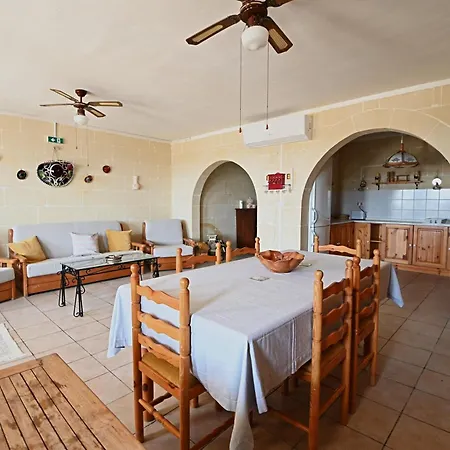 2bdr Maisonette With Yard Διαμέρισμα