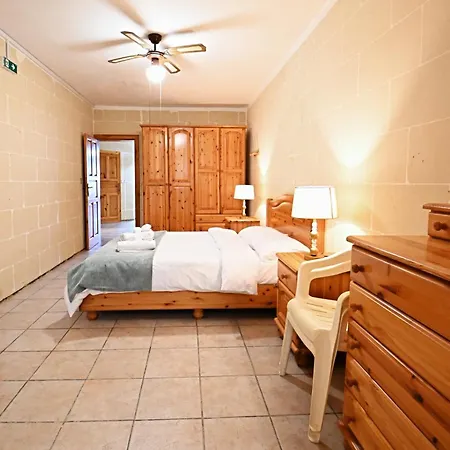 2bdr Maisonette With Yard