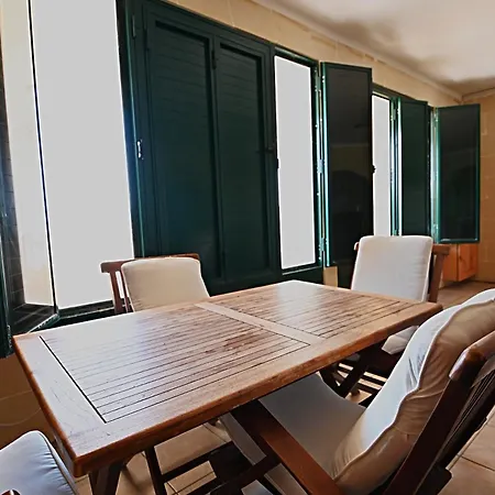 2bdr Maisonette With Yard Διαμέρισμα